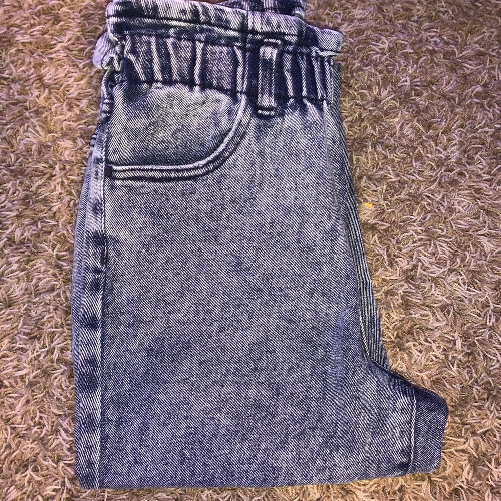 Mom jeans with sinched in waist